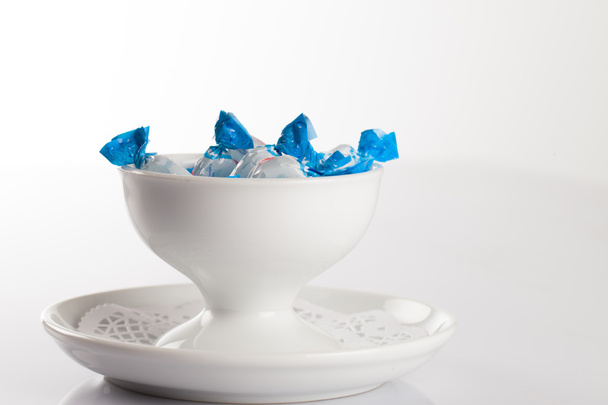 Ciotola bianca di caramelle, da vicino
 - Foto, immagini