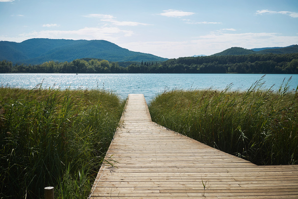 Muelle de madera en un lago
 - Foto, imagen