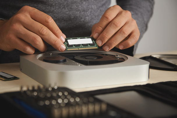 man installing RAM chip - Φωτογραφία, εικόνα
