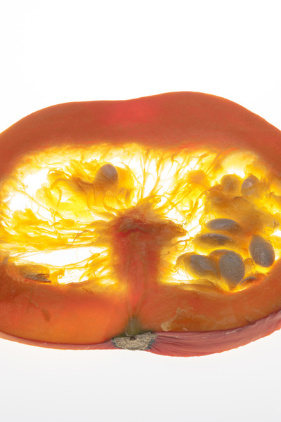 Gros plan d'une tranche de citrouille orange sur fond lumineux avec pulpe
 - Photo, image
