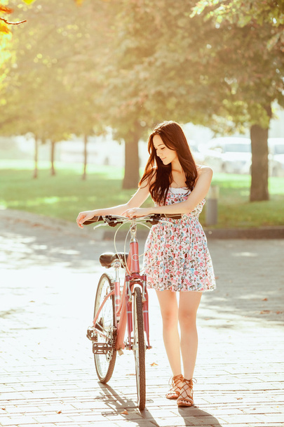 Bisiklet park ile genç kız - Fotoğraf, Görsel