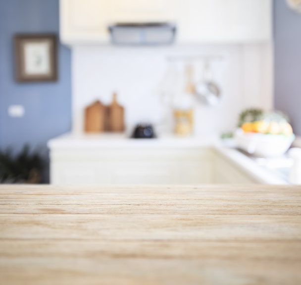 mostrador de mesa con cocina borrosa despensa interior del hogar
  - Foto, Imagen