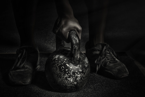 Спорт. Неузнаваемый сильный спортсмен собирается делать упражнения остроумия
 - Фото, изображение