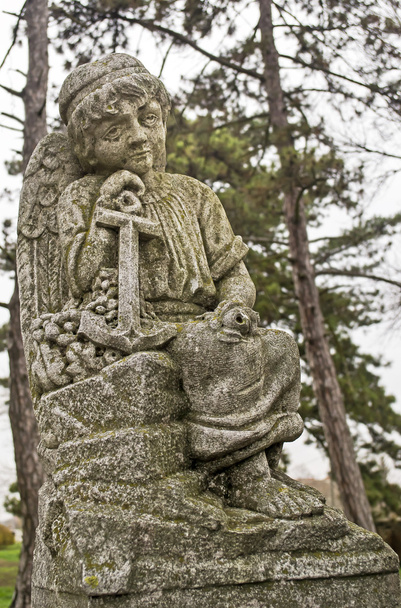 Каменная статуя ребенка
  - Фото, изображение