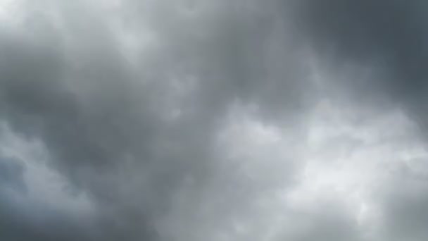Nubes moviéndose en el cielo azul - Metraje, vídeo