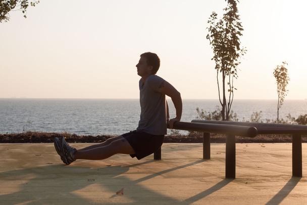 Young runner doing push ups - Φωτογραφία, εικόνα