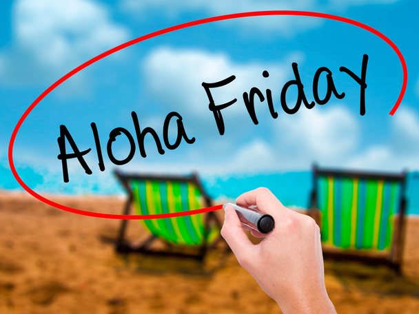 Man Hand schrijven van Aloha vrijdag met zwarte marker op visuele scherm - Foto, afbeelding