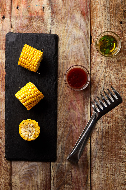 Sweet Corn on Black Slate Plate - Foto, imagen