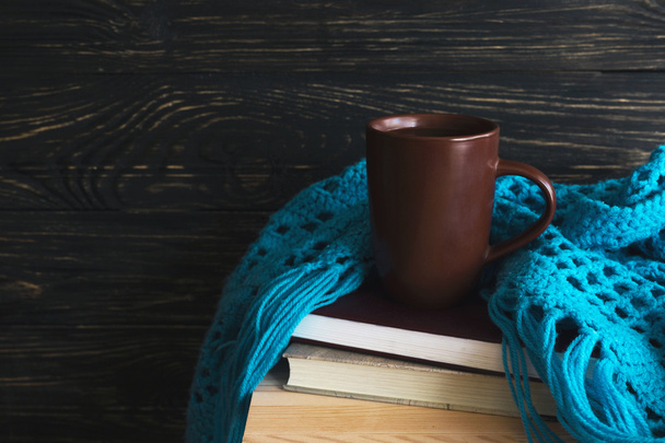 warme Strickkarierte, Tasse Tee und Bücher - Foto, Bild