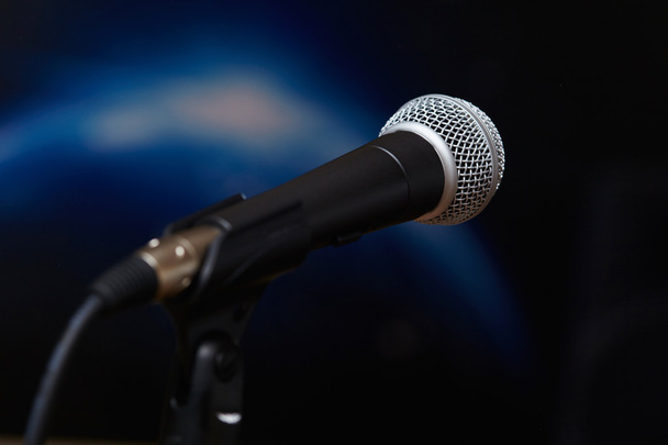 μικρόφωνο στην αίθουσα συναυλιών - Φωτογραφία, εικόνα