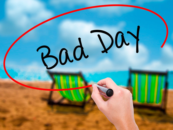 Hombre Escribir a mano Bad Day con marcador negro en pantalla visual
 - Foto, imagen
