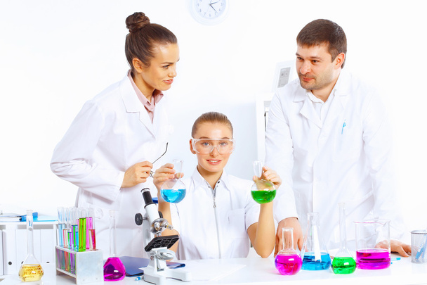 Team of scientists working in laboratory - 写真・画像
