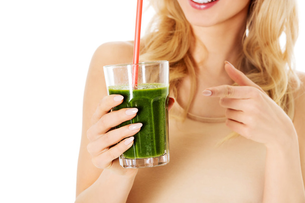 Fiatal nő zöld koktélt iszik - Fotó, kép