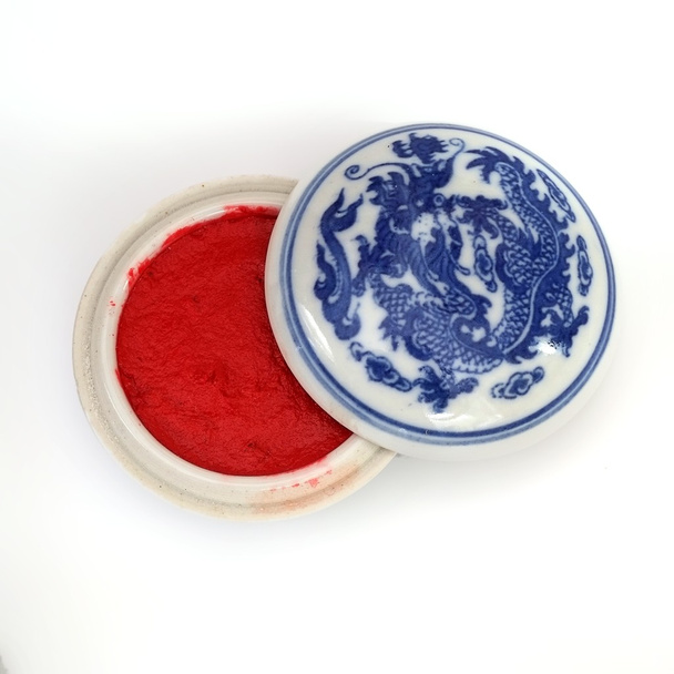 Čínská porcelánová sklenice s červeným voskem izolované na bílém pozadí - Fotografie, Obrázek