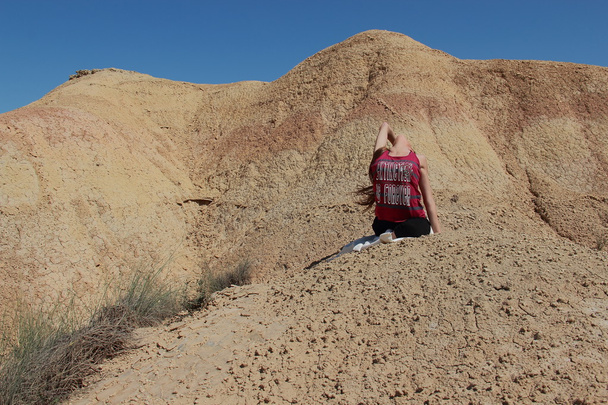 Menina no deserto
 - Foto, Imagem