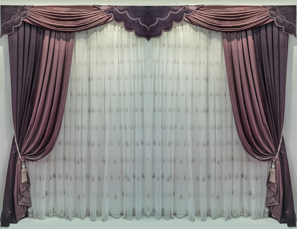 As cortinas de veludo macio, pelmet e tule clássico com bordado em design de interiores
 - Foto, Imagem