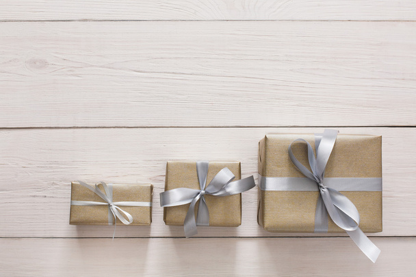Draufsicht auf Geschenkboxen auf Weiß mit Kopierraum - Foto, Bild