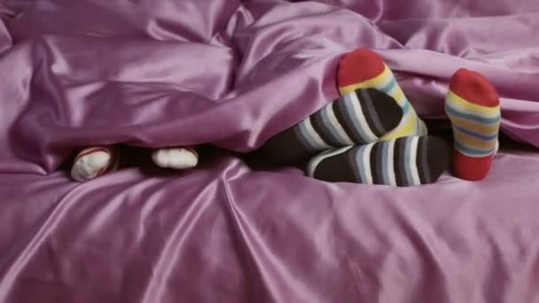 Childrens voeten in kleurrijke sokken. - Video