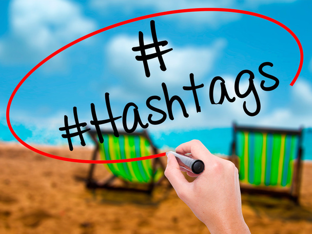 Mann schreibt # Hashtags mit schwarzem Marker auf visuellem Bildschirm - Foto, Bild