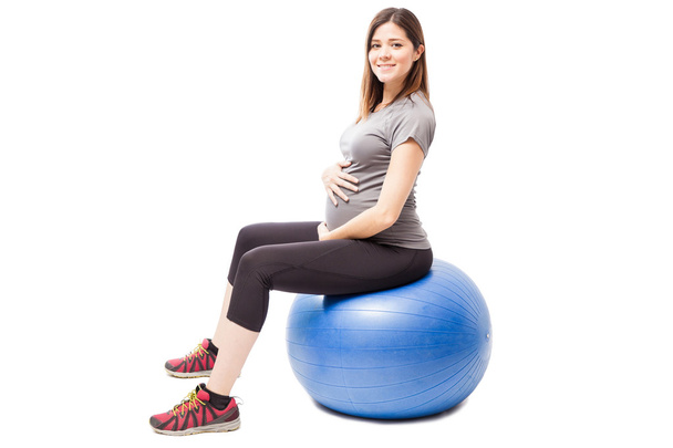 mujer embarazada sentada en una bola de estabilidad
  - Foto, imagen
