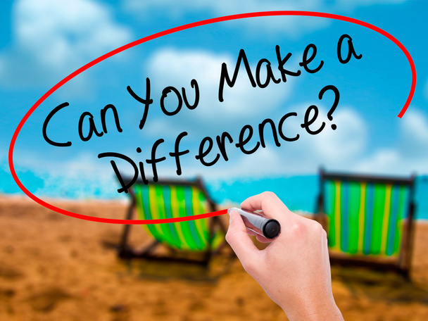 Man Hand schrijven kun je een verschil? met zwarte marker op - Foto, afbeelding