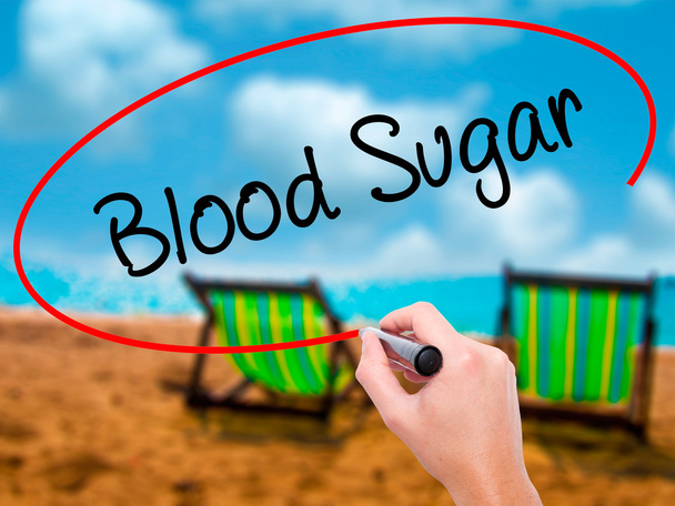 Мужчина пишет Blood Sugar с черным маркером на экране
 - Фото, изображение