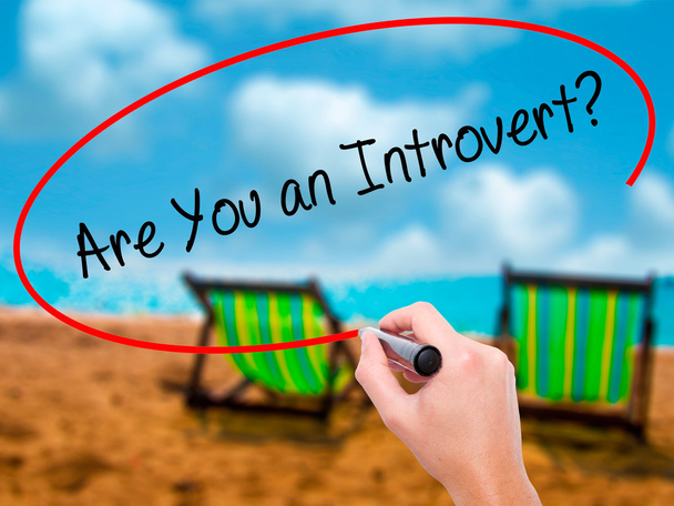 Man Hand writing ¿Eres un introvertido? con marcador negro en visu
 - Foto, Imagen