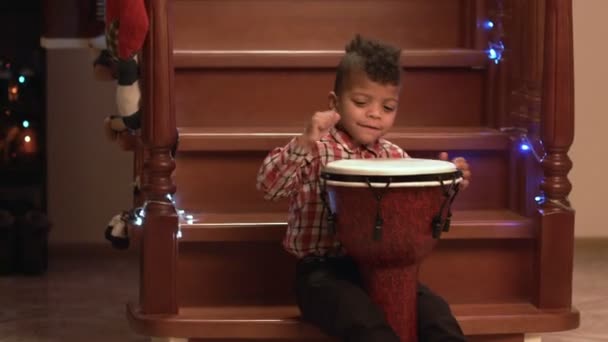 Μικρό αγόρι παίζει το τύμπανο. - Πλάνα, βίντεο