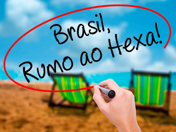 Człowiek w zapasie pismo Brasil, Rumo ao Hexa! z czarnym markerem na visu - Zdjęcie, obraz