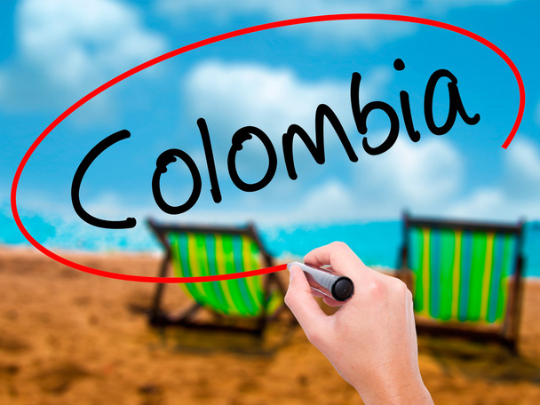 Adam el Kolombiya ile siyah kalemi görsel ekranda yazma. - Fotoğraf, Görsel