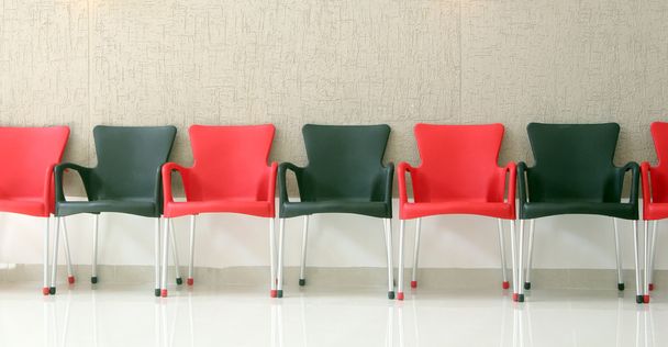 Чорно-червоні стільці
 - Фото, зображення