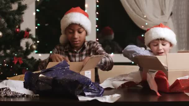 Kinder öffnen Geschenke. - Filmmaterial, Video