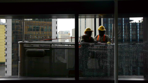 παράθυρα καθαριστές σε ένα ουρανοξύστη - Πλάνα, βίντεο