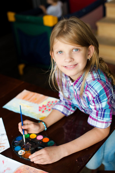 little girl drawing at home - Foto, imagen