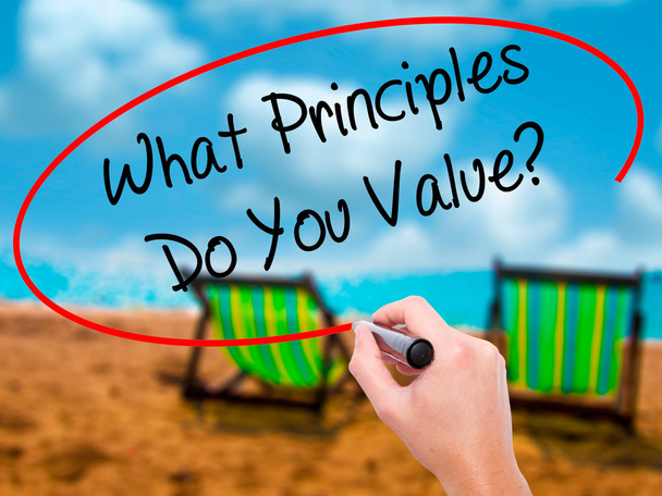 Man Hand schrijven wat principes doen je waarde? met zwarte marker - Foto, afbeelding
