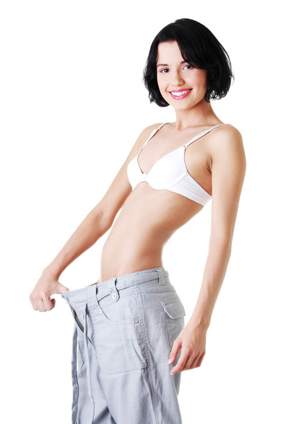 Giovane donna in forma con pantaloni grandi
 - Foto, immagini