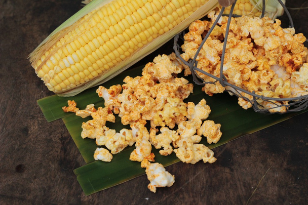 Popcorn au beurre et épi de maïs frais
 - Photo, image