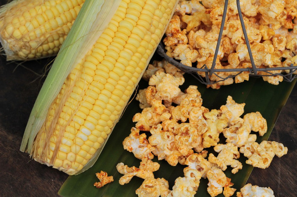 Popcorn s máslem a čerstvé kukuřičné klásky - Fotografie, Obrázek
