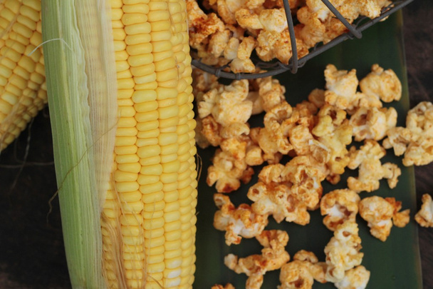 Popcornia voin ja tuoreen maissintähkän kanssa
 - Valokuva, kuva