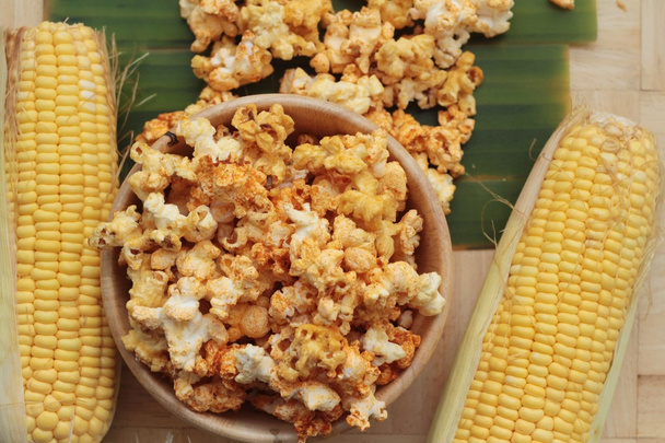 Popcorn met boter en verse maïskolf - Foto, afbeelding