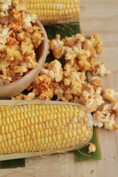 Popcorn s máslem a čerstvé kukuřičné klásky - Fotografie, Obrázek