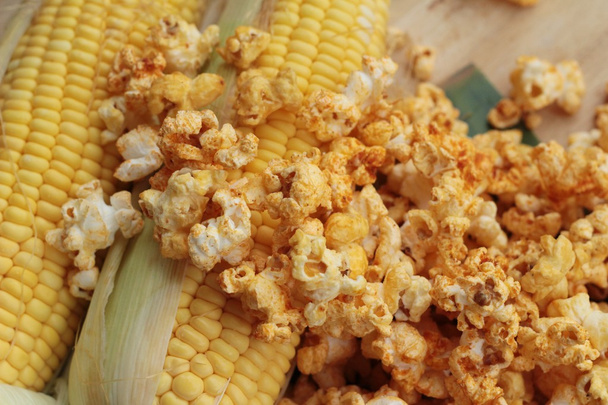 Popcorn mit Butter und frischem Maiskolben - Foto, Bild