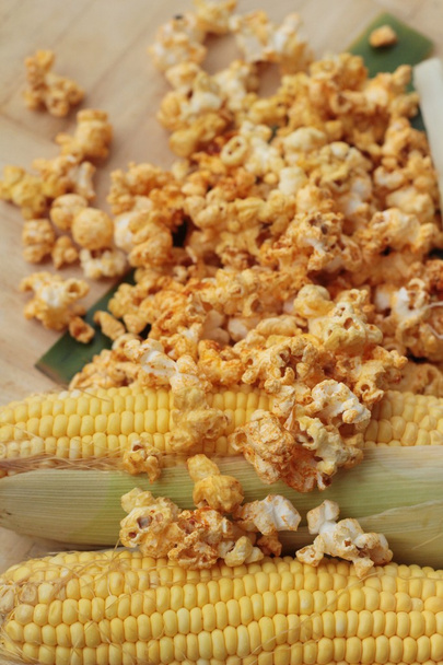 Popcorn mit Butter und frischem Maiskolben - Foto, Bild
