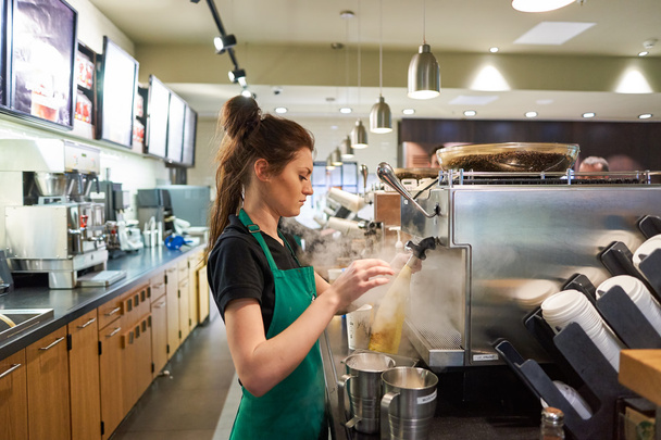 Worker at Starbucks Cafe - Foto, immagini