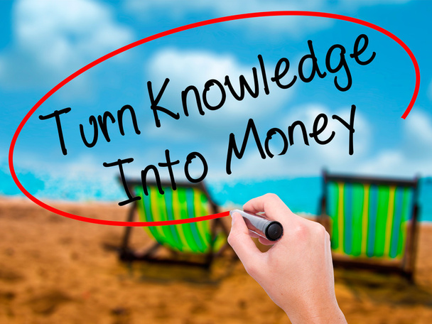 Homme écriture à la main Transformer la connaissance en argent avec marqueur noir sur
  - Photo, image