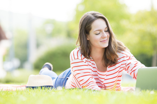 young woman relaxing outdoor - Foto, Imagen