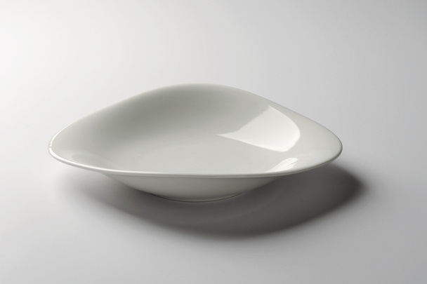 Placa de sopa branca com uma placa ondulada
 - Foto, Imagem