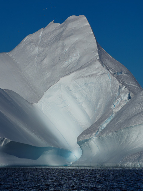 enorme iceberg en el agua
 - Foto, Imagen