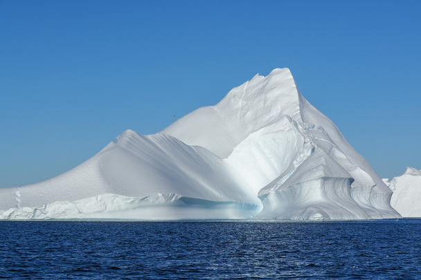 enorme iceberg in acqua
 - Foto, immagini