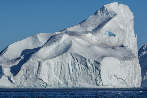 огромный айсберг в воде
 - Фото, изображение
